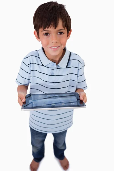 Портрет счастливого мальчика с помощью планшетного компьютера — стоковое фото