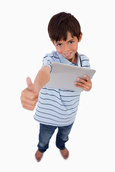 Портрет мальчика с планшетным компьютером с большим пальцем вверх — стоковое фото