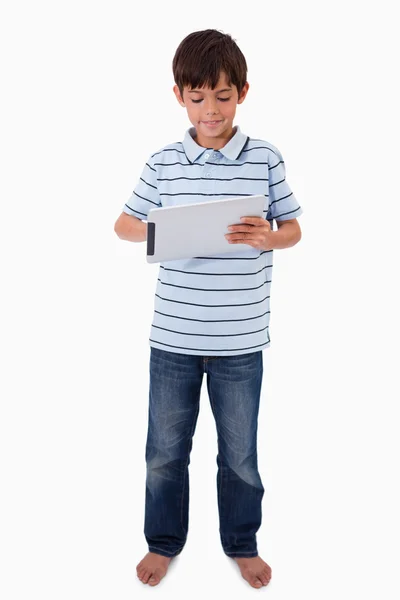 Портрет улыбающегося мальчика с помощью планшетного компьютера — стоковое фото