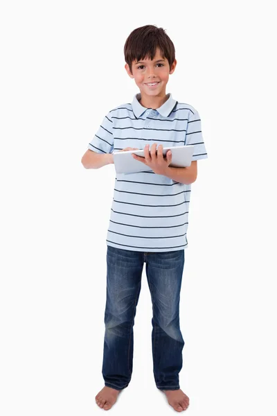 Πορτρέτο του ένα χαριτωμένο χαμογελαστό αγόρι, χρησιμοποιώντας έναν υπολογιστή δισκίο — Φωτογραφία Αρχείου