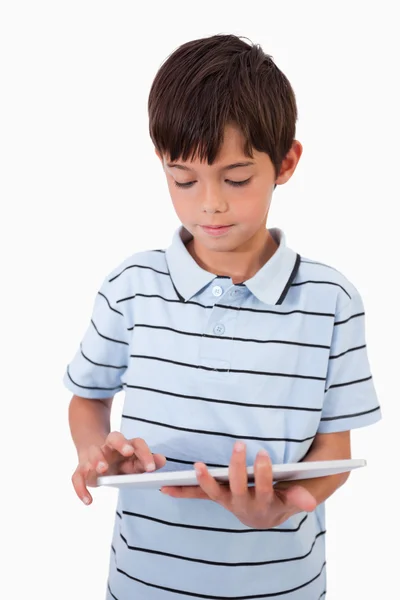 Πορτρέτο του ένα χαριτωμένο αγόρι, χρησιμοποιώντας έναν υπολογιστή δισκίο — Φωτογραφία Αρχείου
