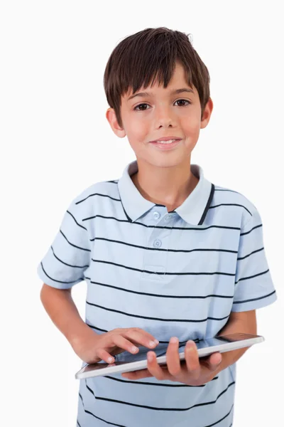 Retrato de um menino alegre usando um computador tablet — Fotografia de Stock