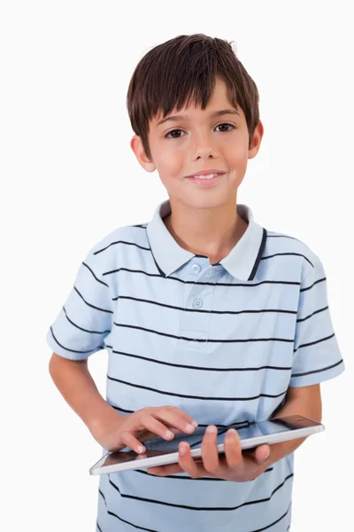 Πορτρέτο του ένα χαριτωμένο μικρό αγόρι, χρησιμοποιώντας έναν υπολογιστή δισκίο — Φωτογραφία Αρχείου