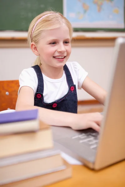 Retrato de uma menina usando um laptop — Fotografia de Stock
