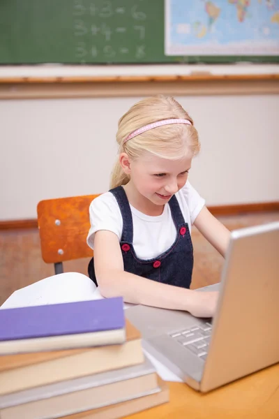 Портрет маленькой девочки с помощью ноутбука — стоковое фото