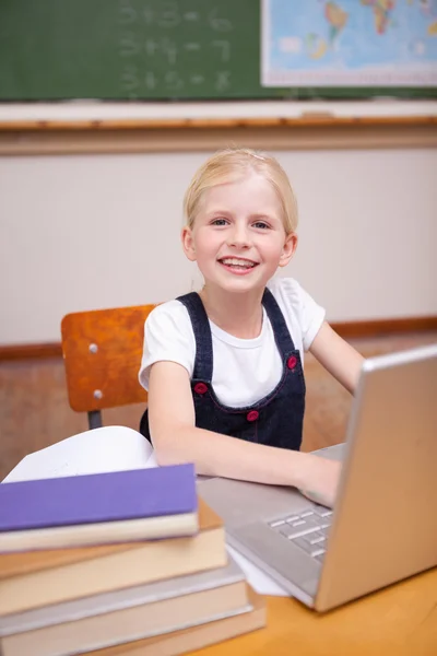 Porträtt av en liten flicka som använder en bärbar dator — Stockfoto