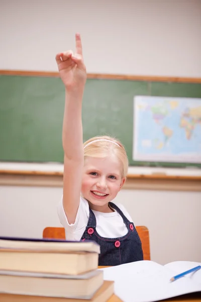 Elini yükselterek bir kızın portresi — Stok fotoğraf