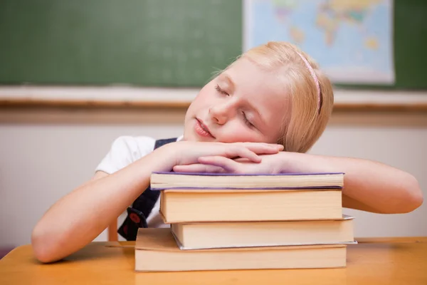Menina dormindo em seus livros — Fotografia de Stock