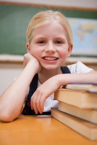 Porträt eines Mädchens, das sich an Bücher lehnt — Stockfoto