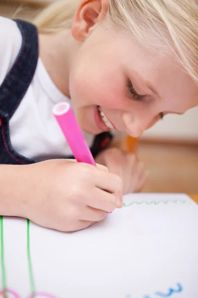 Portrait of a delighted girl drawing — Stock Photo, Image