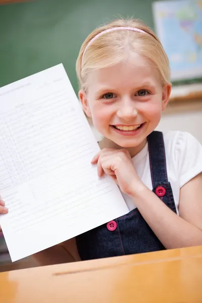 显示她的学校报告一个快乐女孩的肖像 — 图库照片