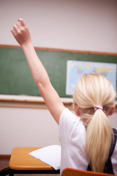 Visão traseira de uma estudante levantando a mão — Fotografia de Stock