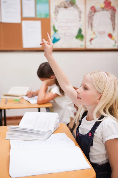 Retrato de uma aluna levantando a mão — Fotografia de Stock