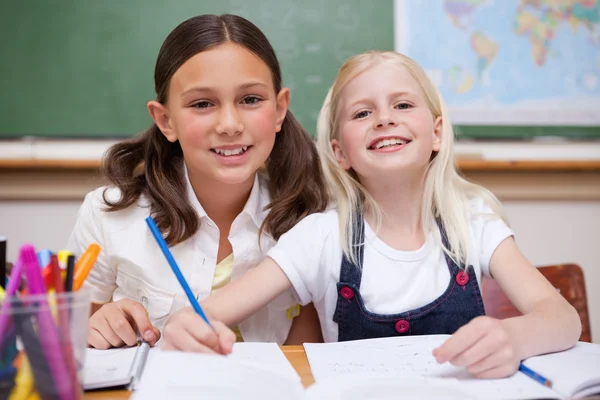 Leerlingen werken samen aan een toewijzing glimlachen — Stockfoto