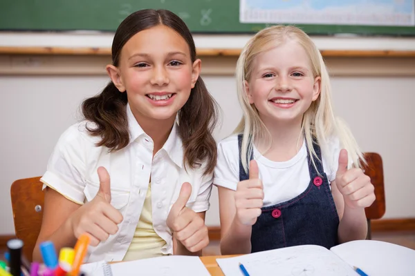 Портрет щасливих учнів, що працюють разом з великими пальцями вгору — стокове фото