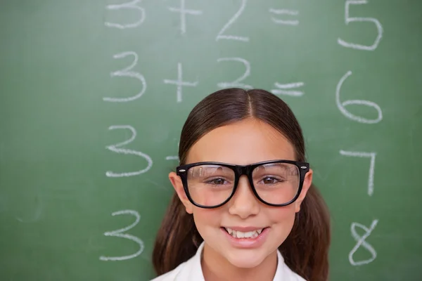 Smart Schulmädchen posiert — Stockfoto