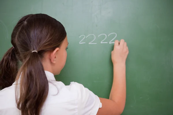 Mädchen schreibt Zahlen — Stockfoto