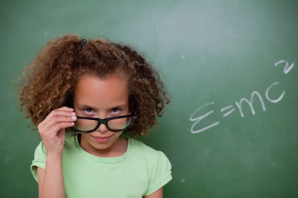 Školačka hledá nad její brýle — Stock fotografie