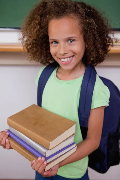 Portret uczennica trzymania jej książek — Zdjęcie stockowe