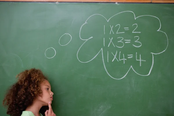 Schoolmeisje denken over algebra — Stockfoto