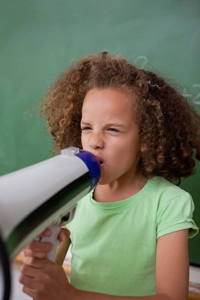 Portrét školačka křičí přes megafon — Stock fotografie