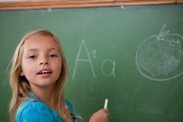 Junge Schülerin lernt das Alphabet — Stockfoto
