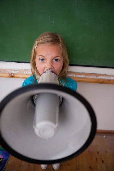 Porträt einer wütenden Schülerin, die durch ein Megafon schreit — Stockfoto