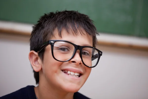 Närbild på en leende skolpojke — Stockfoto