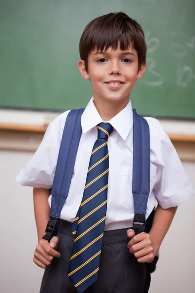 一个微笑的小学生背着背包的肖像 — 图库照片
