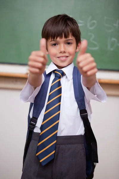 Портрет улыбающегося школьника с поднятыми пальцами — стоковое фото