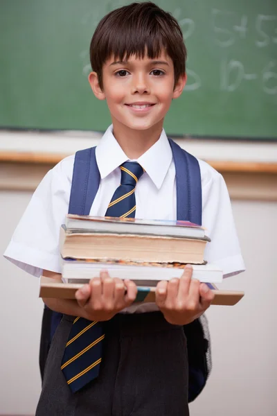 Porträtt av en skolpojke hålla böcker — Stockfoto