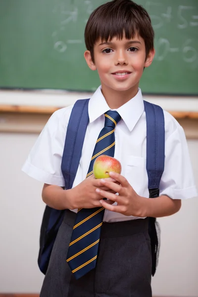 Portrait d'un écolier tenant une pomme — Photo