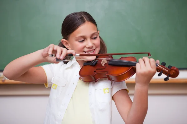 Школьница играет на скрипке — стоковое фото