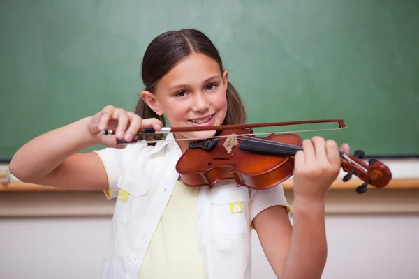 Écolière souriante jouant du violon — Photo