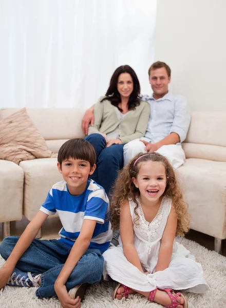 Famiglia allegra in soggiorno — Foto Stock