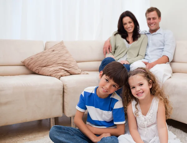 In de woonkamer en gelukkige familie — Stockfoto