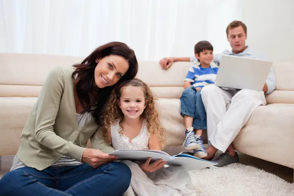 Familie uitgaven vrijetijd in de woonkamer — Stockfoto