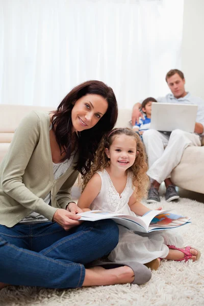 Mother and daughter reading book together — Stock Photo, Image