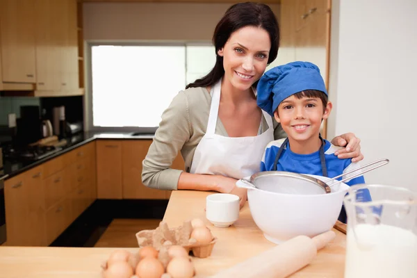 Mãe e filho preparando bolo — Fotografia de Stock