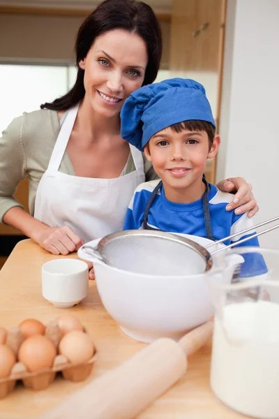 Son and mother preparing cake — Stock Photo, Image