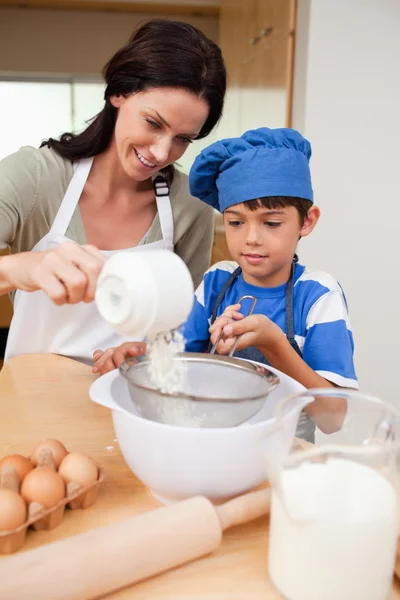 Madre e figlio preparare pasta — Foto Stock