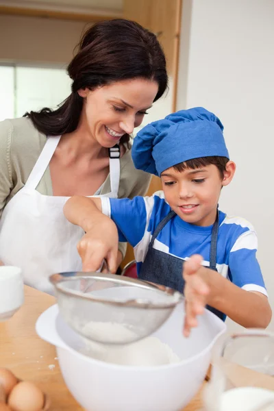 Mother and son baking — Stock Photo, Image