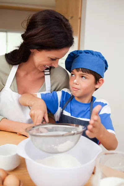 Son och mor bakning — Stockfoto