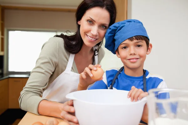 Мати і син випікають торт — стокове фото