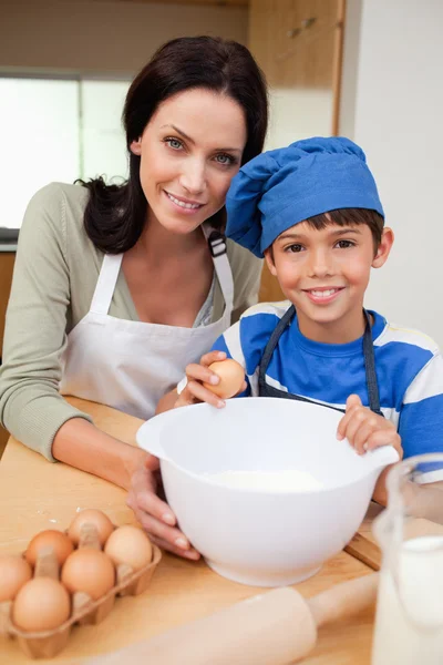 Son and mother baking cake — Stock Photo, Image