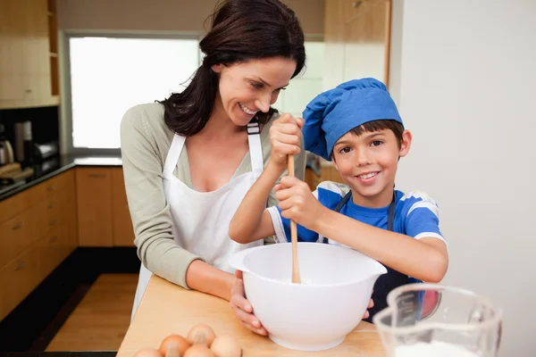 Anya és fia szórakozás egy torta elkészítése — Stock Fotó