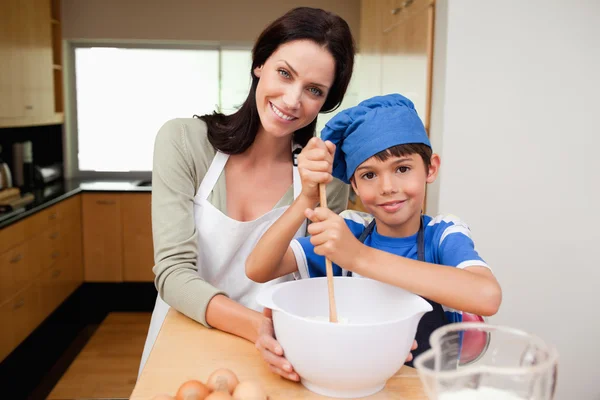 Mutter und Sohn haben Spaß beim Teigzubereiten — Stockfoto