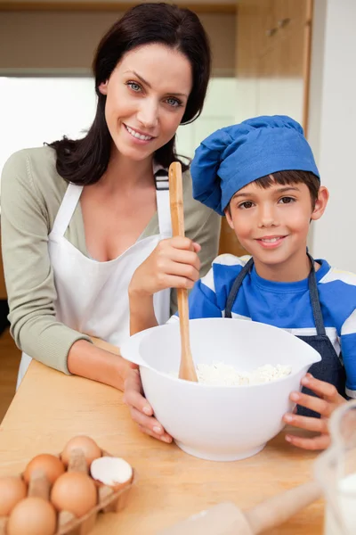 Mor och son förbereder kakor — Stockfoto