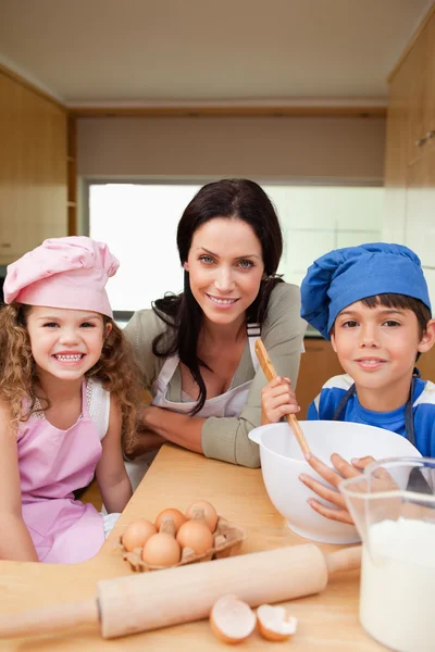 Matka a její děti, příprava těsta — Stock fotografie