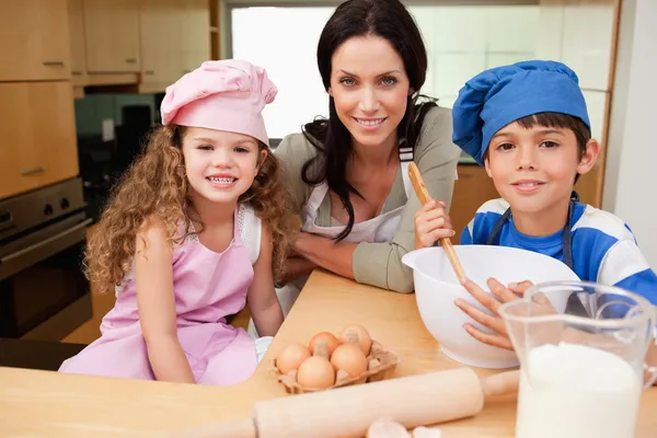 Matka i jej dzieci, przygotowanie plików cookie — Zdjęcie stockowe